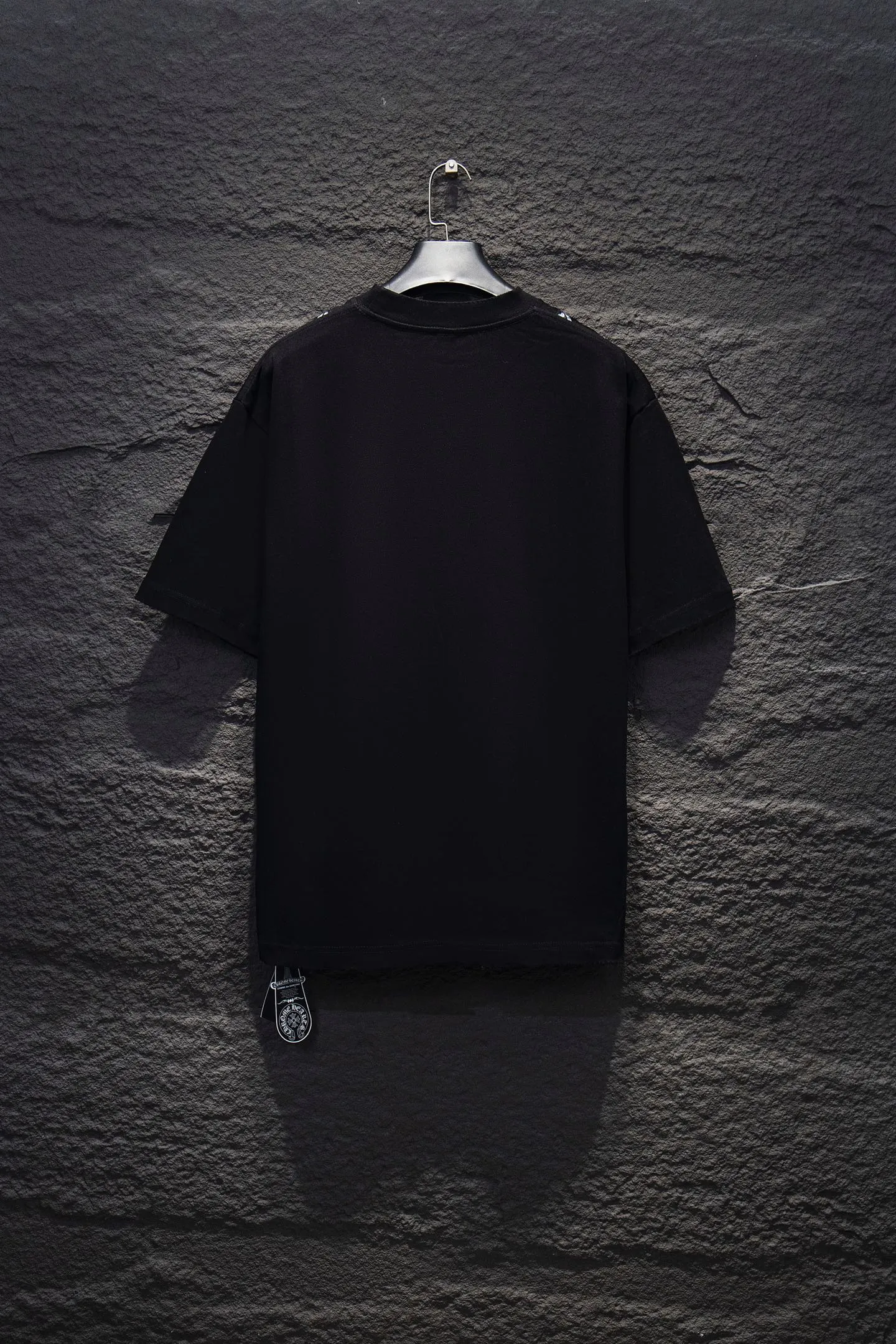 P190 Chrome hearts• 25ss ⚠YB custom-woven and dyed fabric, color, printing, version, accessories, hardware. The fabric is woven by imported machines. The uniqueness of the cloth texture creates a perfect garment effect. The fabric is made of 260-gram clean cloth with 320-gram 1*1 rib, 4-color environmentally friendly dyed fabric, and the threads are in the same cylinder without color difference.  Garment white ink direct-injection printing, imported technology, collar, pockets, cuffs, front and rear threads, the details are clearly visible. The printing uses Japanese BROTHER white ink digital direct-injection garment printing. This model is a global limited edition. In order to present a product like a work of art, after a long period of repeated determination of details, a very high standard of garments is presented. The front chest is made of direct-injection printing environmentally friendly glue material, using a mechanized printing process. Mechanical printing has high precision, the positioning accuracy can reach ±0.02mm, and the quality is stable.   The body of the garment is processed with hand-nailed hardware elements, which greatly increases the interest of the garment and creates a unique visual effect. The special washing effect creates a unique aged effect.  Croix Heart Short Sleeve must be the first short-sleeved piece in spring and summer that blurs the boundaries of unisex style. It has a classic dropped shoulder oversize version and a loose and casual upper body.  Color: Black White Size: S M L XL